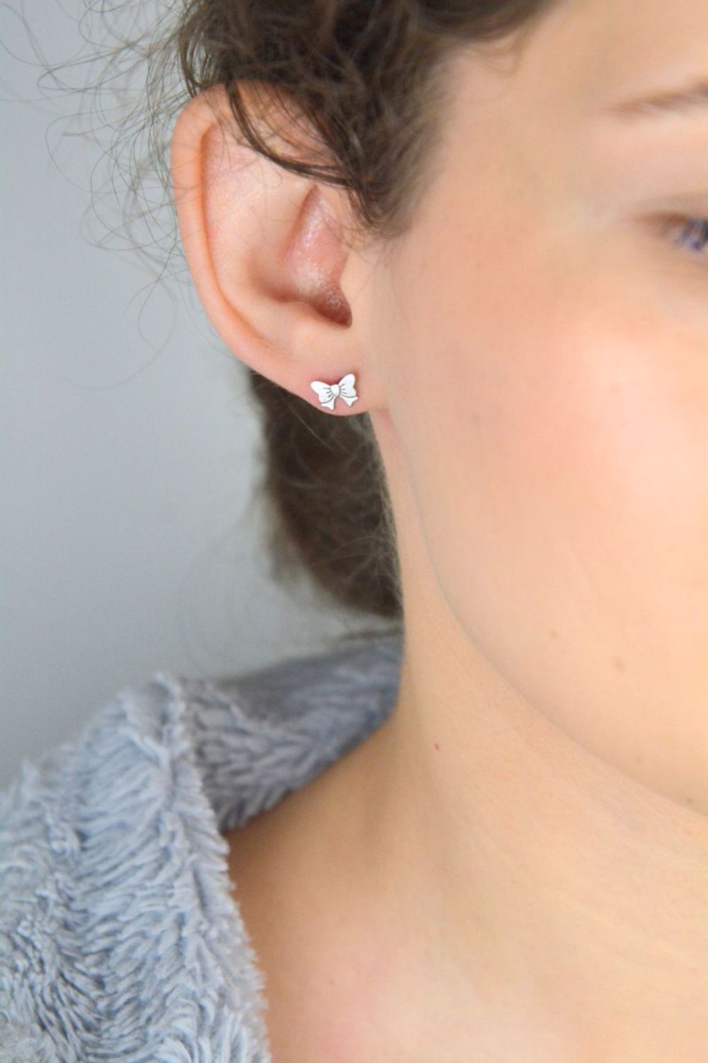 Kolczyki srebrne kokardki próba 925, OR RM93 018 Kolczyki srebrne w kształcie kokardek (model OR RM93 018) to elegancki i subtelny dodatek, który doskonale podkreśli każdą stylizację.1.jpg